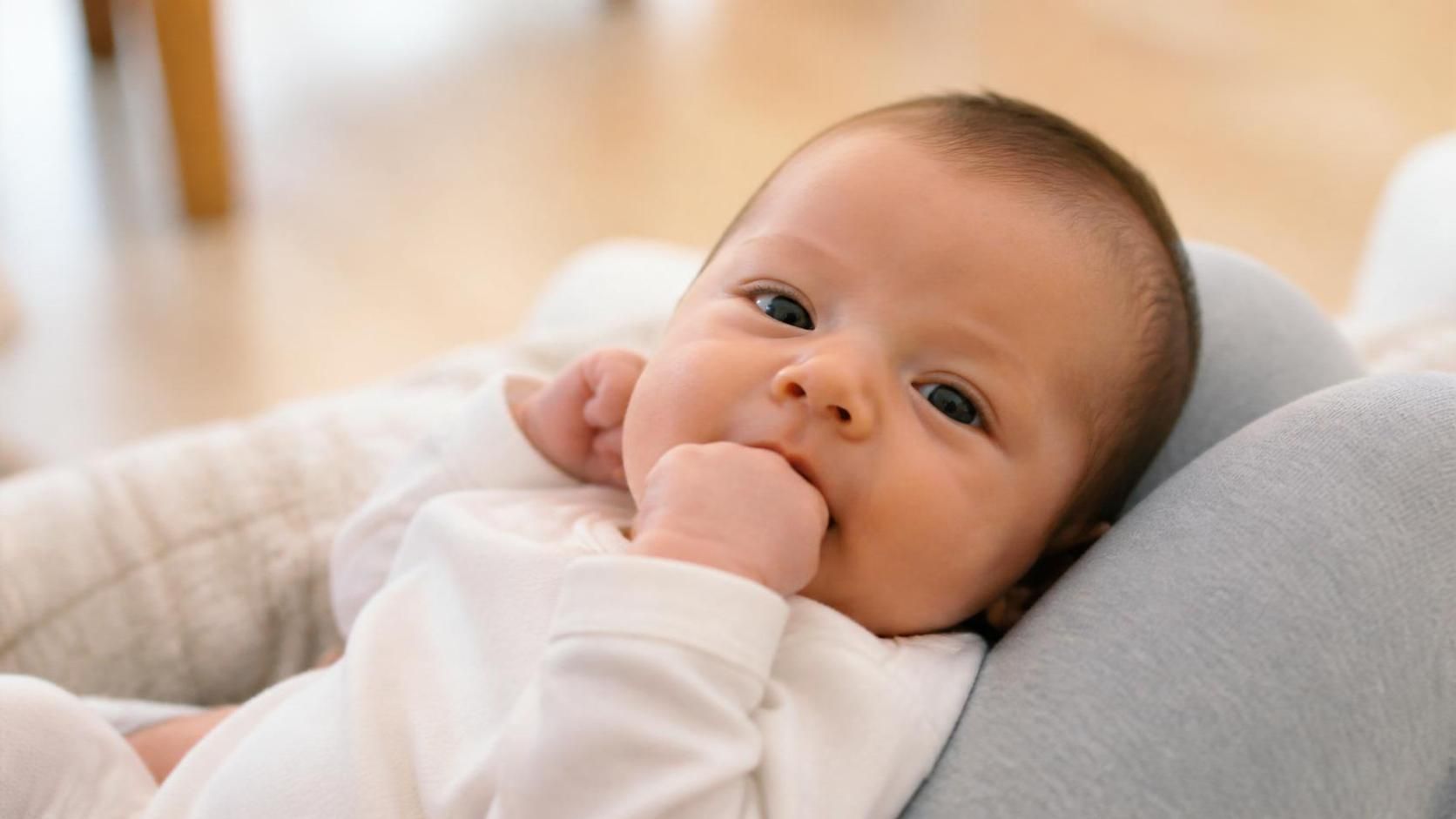 découvrez pourquoi bébé suce son poing et comprenez ce comportement fascinant, ses causes et ce qu'il révèle sur le développement de votre enfant.