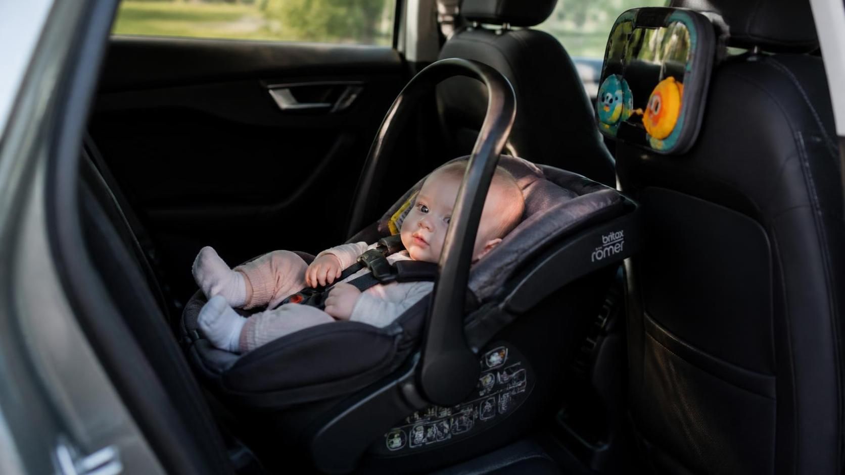 découvrez quand et comment positionner votre bébé face à la route en toute sécurité pour assurer sa protection lors de vos trajets en voiture.