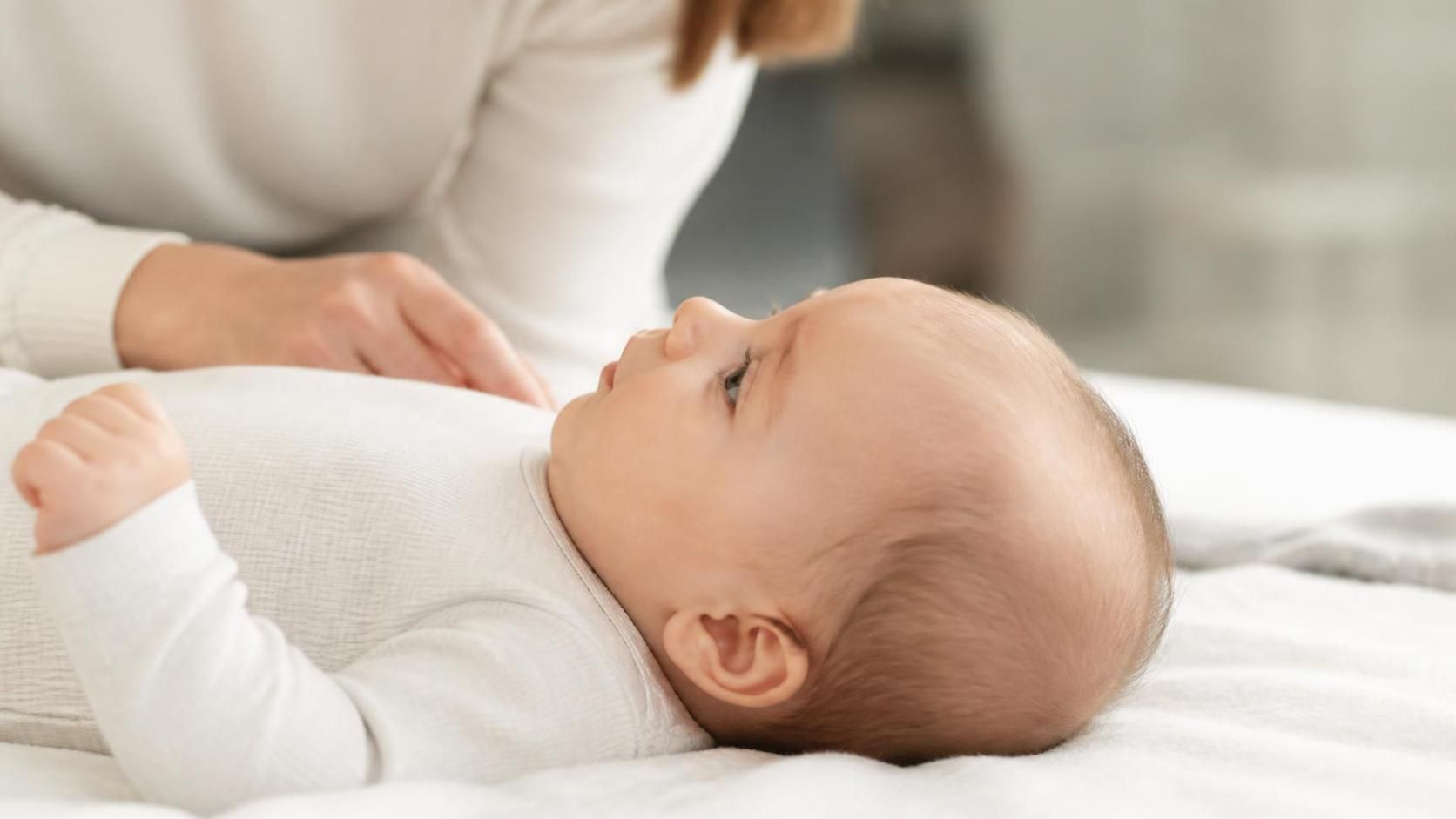 découvrez les causes courantes de la perte de cheveux chez le bébé et les solutions adaptées pour favoriser une croissance saine et rassurer les parents.