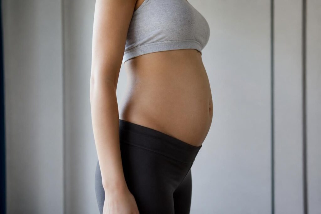 découvrez à quoi ressemble le ventre d'une femme enceinte de 2 mois et les changements physiques et émotionnels à attendre durant ce début de grossesse.