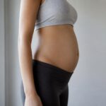 découvrez à quoi ressemble le ventre d'une femme enceinte de 2 mois et les changements physiques et émotionnels à attendre durant ce début de grossesse.