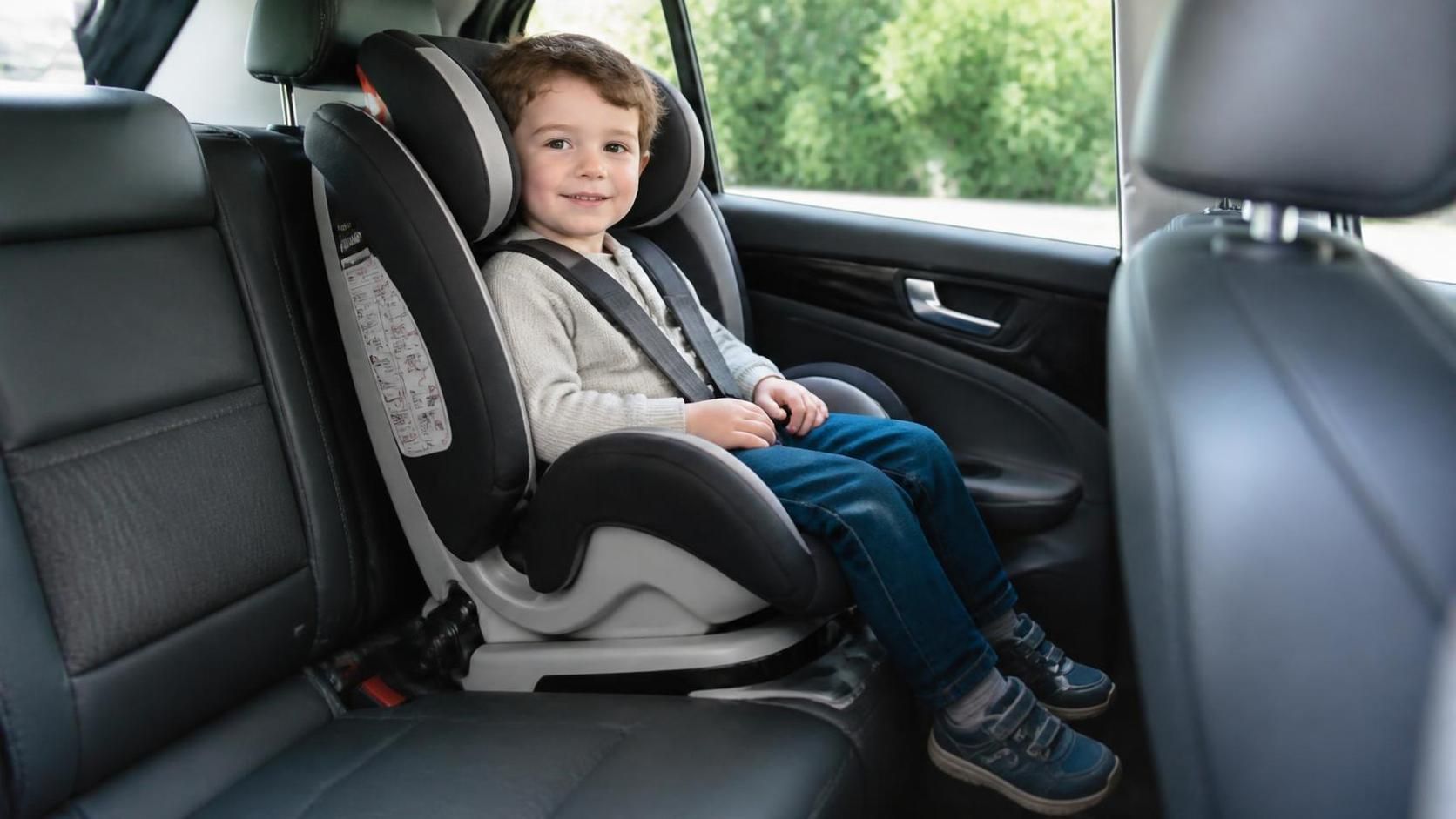 découvrez la réglementation siège auto 2026 et les conseils essentiels pour sécuriser votre enfant lors des trajets en voiture.
