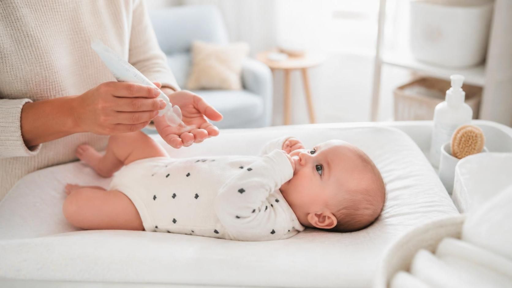découvrez comment utiliser le talc pour bébé en toute sécurité, ses bienfaits et les précautions à prendre pour protéger la peau délicate de votre enfant.